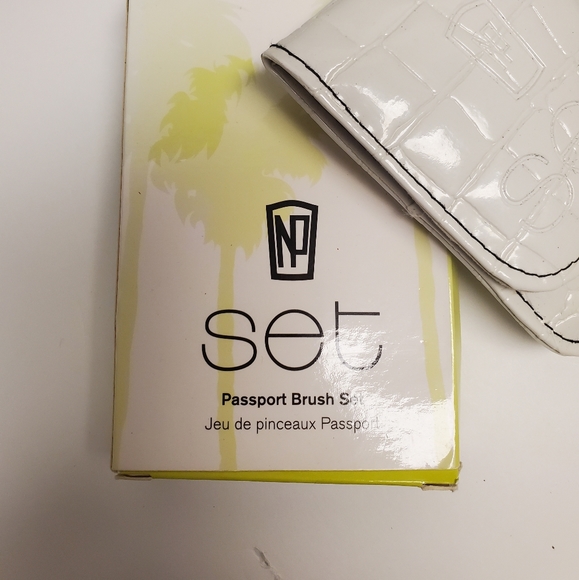 NEW NAPOLEON PERDIS PASSPORT BRUSH SET - Picture 4 of 6